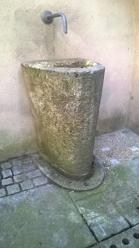 Brunnen Pflaster vorher
